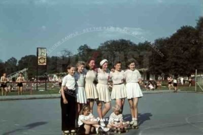 Roller Skate team; Frankfurt am Main / Hessen 1942. Brentanobad in Rödelheim