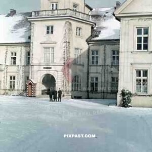 Tarnobrzeg, Polen, Poland 1940, In front of Castle Dzików, Winter snow with german soldiers and guard house.