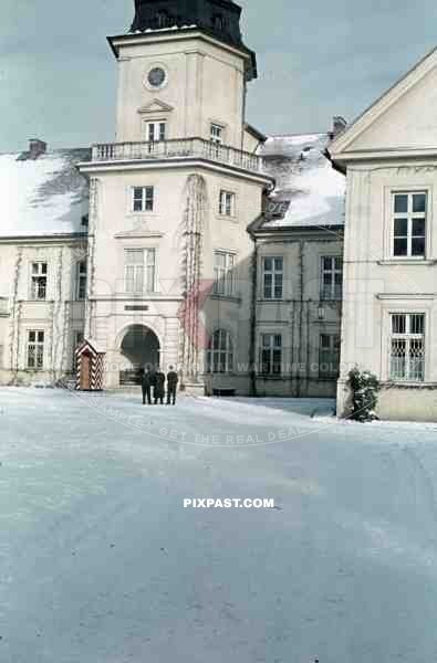 Tarnobrzeg, Polen, Poland 1940, In front of Castle Dzików, Winter snow with german soldiers and guard house.