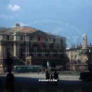Theatre Teatro alla Scala, Statue of Leonardo Da Vinci in Milan, Piazza della Scala a Milano, 1945,