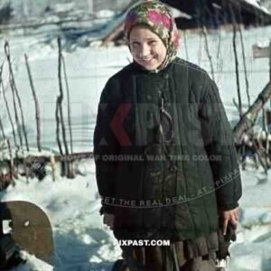 WW2 color Russia 1942 Peasant women with captured russian Maxim machine gun snow 207 Infantry Division