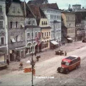 buses at the Stadtplatz in Steyr, Austria 1937