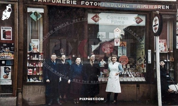 colorized photos - German camera photo shop in 1936