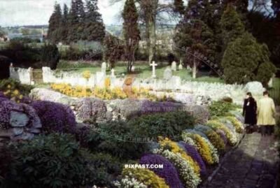 garden and cemetery behind St. Mary´s church in Cleobury, England ~1944