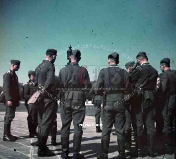 german soldiers officers tourist visit Paris France 1940 flak luftwaffe airforce unit.