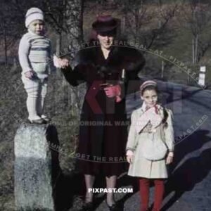 mother with her two children, Germany 1940