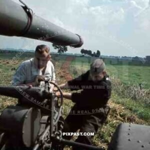 schwere Flak-Abteilung 390, 88mm flak, Luftgau XVII,Bremen-Vegesack, 1943, 8. Flak-Division, Luftwaffe pulling gun.
