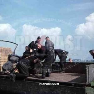 schwere Flak-Abteilung 390, 88mm flak, Luftgau XVII,Bremen-Vegesack, 1943, 8. Flak-Division, Luftwaffe loading truck.