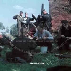 schwere Flak-Abteilung 390, 88mm flak, Luftgau XVII,Bremen-Vegesack, 1943, 8. Flak-Division, Luftwaffe eating lunch,