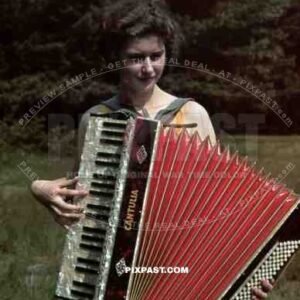 young woman in Berlin Park 1940 plays cantulia accordion, music